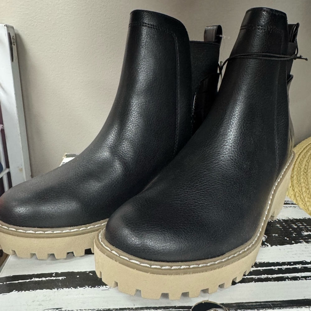 Black dolce vita chelsea boots